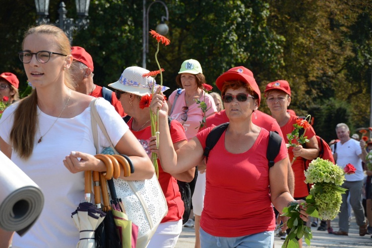 "Szóstki" meldują się u Matki Bożej