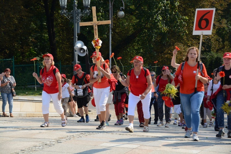 "Szóstki" meldują się u Matki Bożej