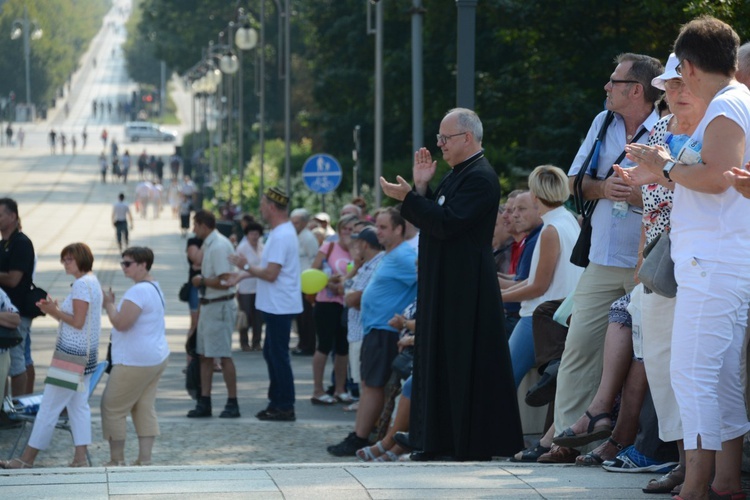 "Szóstki" meldują się u Matki Bożej