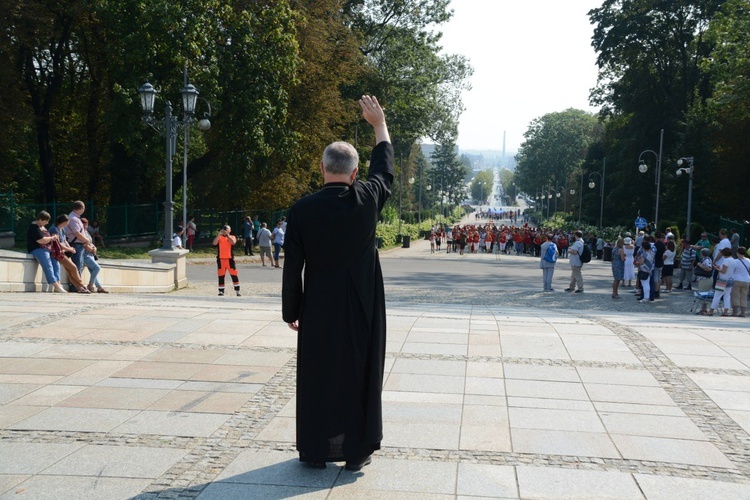 "Szóstki" meldują się u Matki Bożej