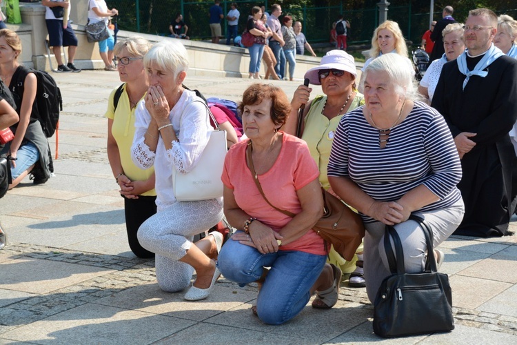 "Szóstki" meldują się u Matki Bożej