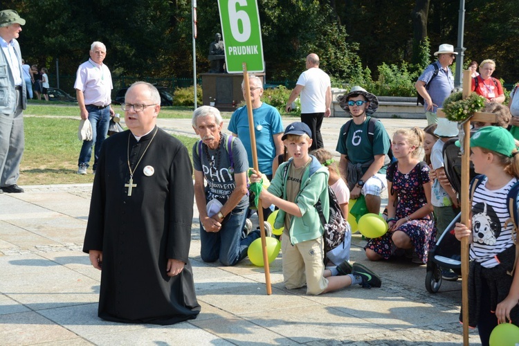 "Szóstki" meldują się u Matki Bożej