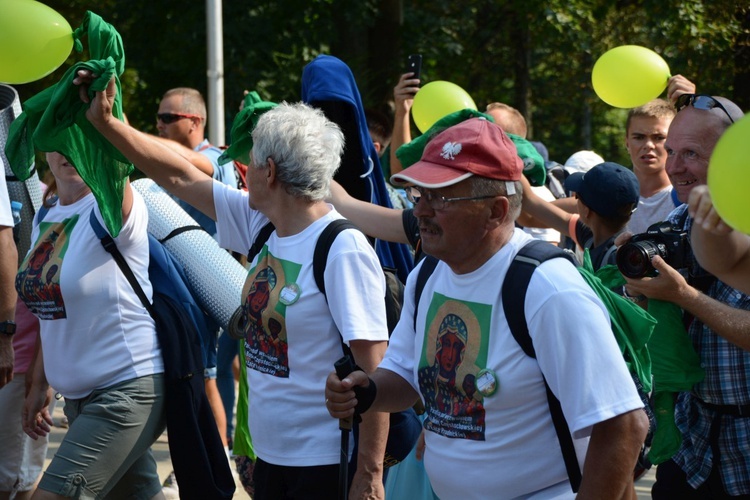 "Szóstki" meldują się u Matki Bożej