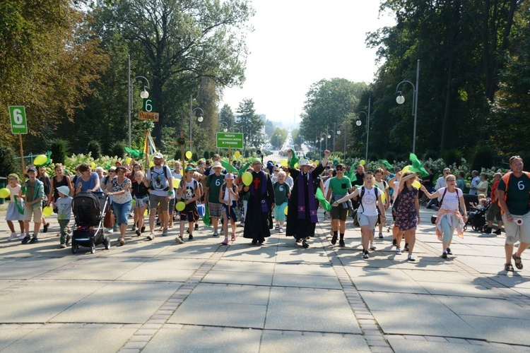 "Szóstki" meldują się u Matki Bożej