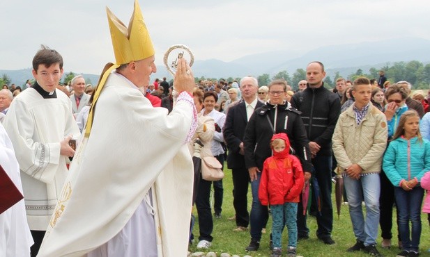 Bp Andrzej Jeż błogosławi czytelnikom "Gościa Tarnowskiego"