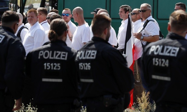 Policjant ranny w starciach neonazistów z antyfaszystami w Berlinie