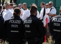 Policjant ranny w starciach neonazistów z antyfaszystami w Berlinie