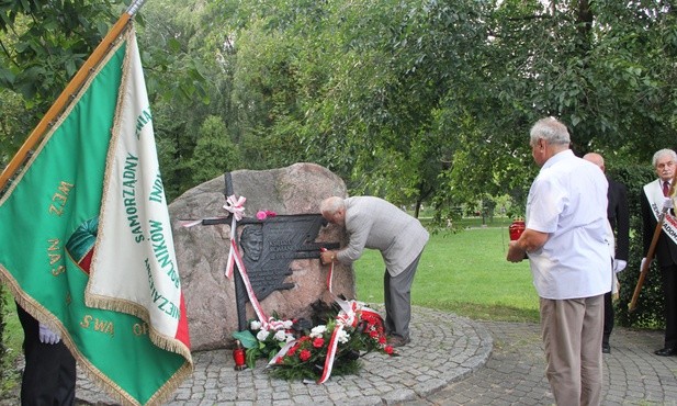 Pod pomnikiem złożono kwiaty i zapalono znicze