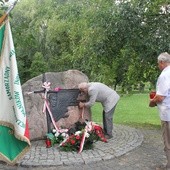 Pod pomnikiem złożono kwiaty i zapalono znicze