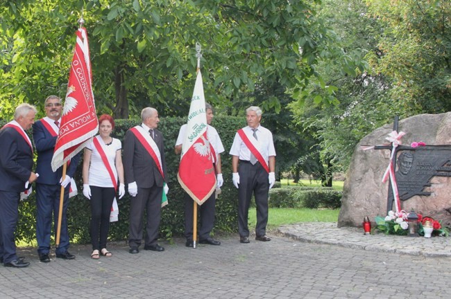 Pod pomnikiem ks. Romana Kotlarza