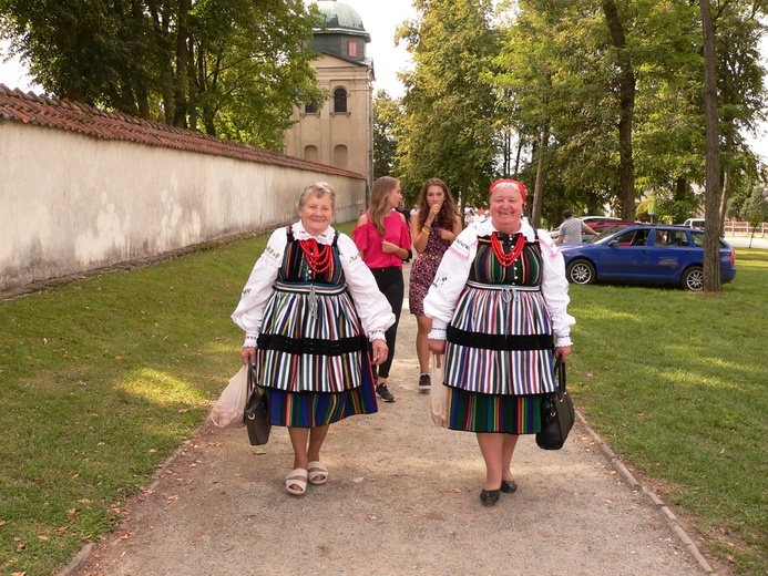 Uroczystość 50-lecia koronacji obrazu MB Świętorodzinnej w Studziannie