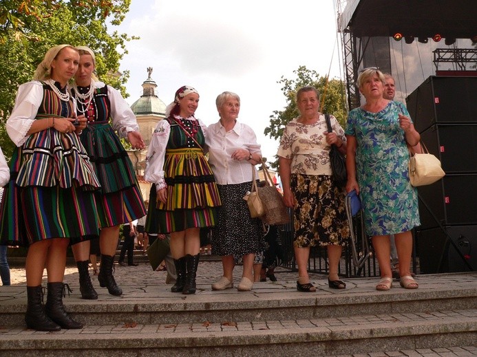 Uroczystość 50-lecia koronacji obrazu MB Świętorodzinnej w Studziannie