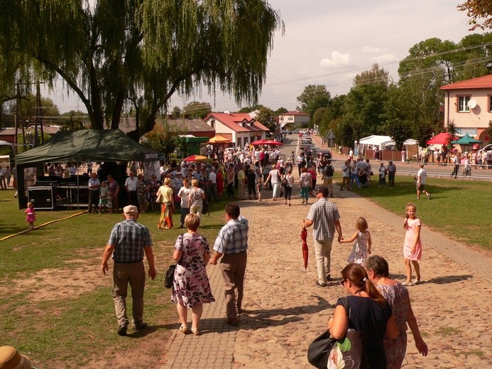 Uroczystość 50-lecia koronacji obrazu MB Świętorodzinnej w Studziannie