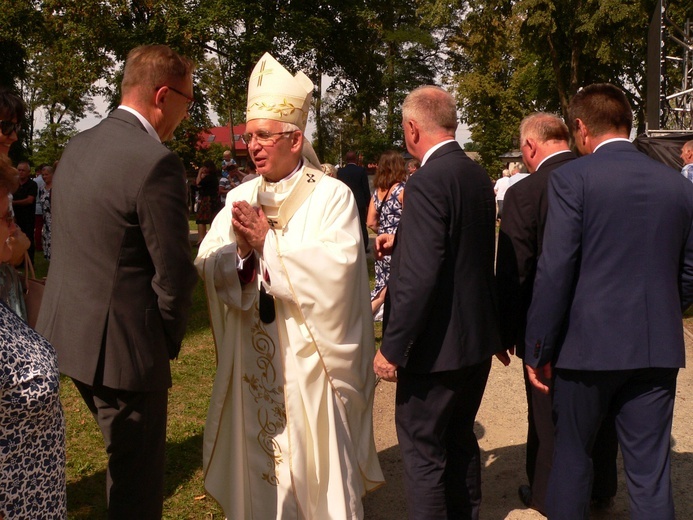 Uroczystość 50-lecia koronacji obrazu MB Świętorodzinnej w Studziannie