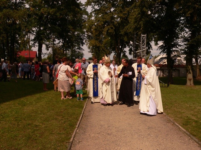 Uroczystość 50-lecia koronacji obrazu MB Świętorodzinnej w Studziannie