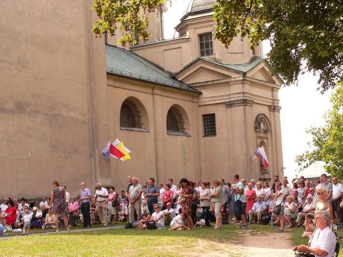 Uroczystość 50-lecia koronacji obrazu MB Świętorodzinnej w Studziannie