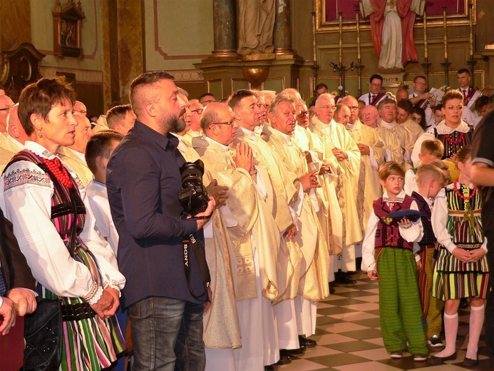 Uroczystość 50-lecia koronacji obrazu MB Świętorodzinnej w Studziannie