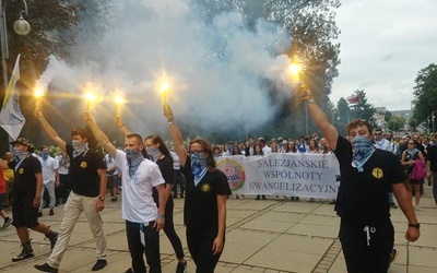 Tak salezjańska grupa młodzieżowa wchodziła na Jasną Górę.