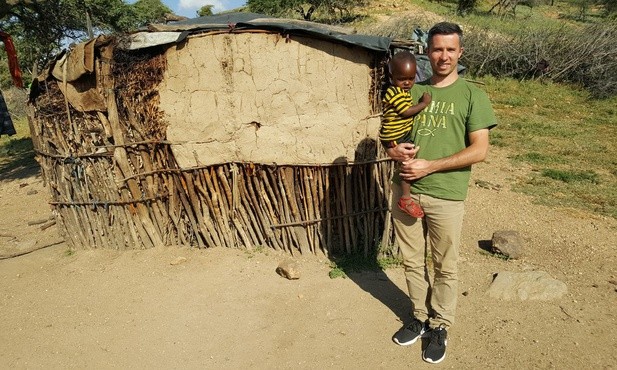 Błażej przy jednym z kenijskich domów
