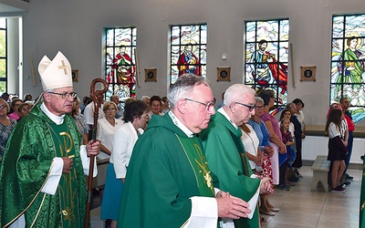 Bp Edward Dajczak pobłogosławił nowe witraże 10 sierpnia.