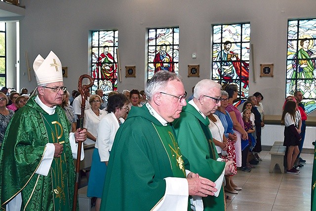 Bp Edward Dajczak pobłogosławił nowe witraże 10 sierpnia.