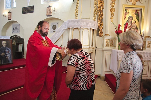 ▲	Wierni oddali cześć patronowi, całując relikwiarz. 