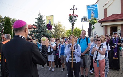 W miejscowości Nowa Wieś z pątnikami spotkał się bp Marek Solarczyk.