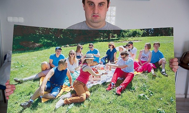 Dominik z kawiarnianym portretem wszystkich pracowników Pożytecznej.