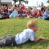 W Koniakowie  na dniu wspólnoty każdy słuchał w najwygodniejszej dla siebie pozycji. 