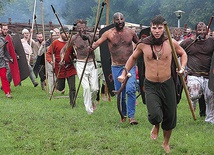 Wojownicy plemion barbarzyńskich szykujący się do walki.