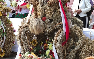 Rolnicy z pełną świadomością i zaufaniem dziękowali podczas Mszy św. pod przewodnictwem bp. Marka Mendyka za Boże błogosławieństwo i wsparcie, podkreślając, że najświętszym darem, jaki pozostawił Kościołowi Chrystus, jest Eucharystia.