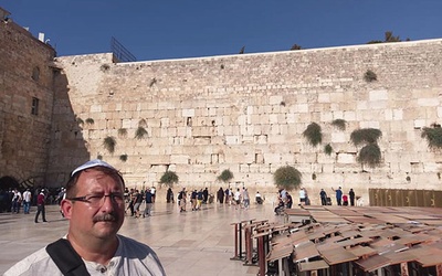 Sebastian Górski przy Ścianie Płaczu w Jerozolimie.