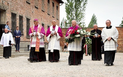 Przed Ścianą Śmierci (od prawej): abp Marek Jędraszewski, abp Ludwig Schick i bp Roman Pindel.