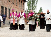 Przed Ścianą Śmierci (od prawej): abp Marek Jędraszewski, abp Ludwig Schick i bp Roman Pindel.