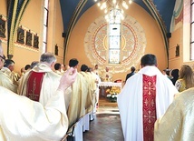 Msza św. w odnowionej gotyckiej kaplicy jackowej.