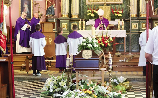 Mszy św. pożegnalnej w bronowskiej świątyni przewodniczył  bp Piotr Greger.