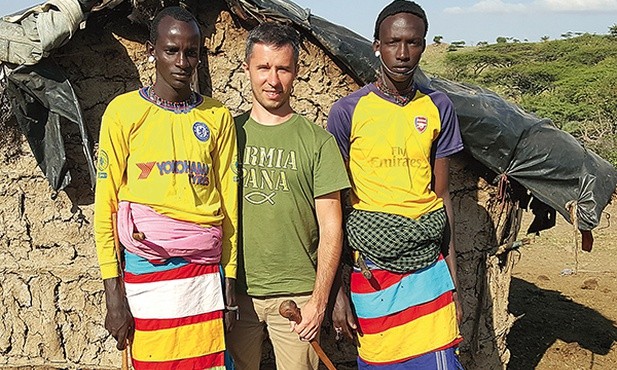 Blażej Jaszczurowski z mieszkańcami placówek misyjnych w Kenii, którym pomaga wraz z grupą przyjaciół i anonimowych darczyńców z Polski.