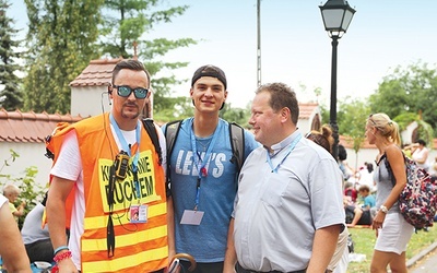 Kierujący ruchem Józef Stopka z ks. Damianem Korycińskim i pątnikiem na postoju w Sławkowie.