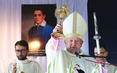 Kardynał Stanisław Dziwisz przypomniał o szczególnym nabożeństwie, którym darzył świętego młodzieńca z Mazowsza św. Jan Paweł II.