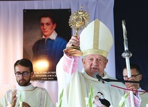 Kardynał Stanisław Dziwisz przypomniał o szczególnym nabożeństwie, którym darzył świętego młodzieńca z Mazowsza św. Jan Paweł II.