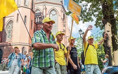 Wyjście grup spod katedry i pierwsze metry  na pielgrzymim szlaku.