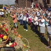 Zanoszą Maryi dzieci