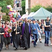 Od wielu lat w ten dzień z Braniewa do Fromborka wyrusza pielgrzymka piesza.