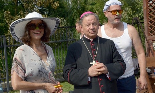 Z bp. Henrykiem Tomasikiem Danuta Stenka i Artur Żmijewski