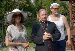 Z bp. Henrykiem Tomasikiem Danuta Stenka i Artur Żmijewski