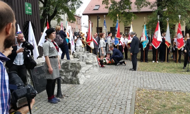 składanie kwiatów przed Dzwonnicą Gwarków