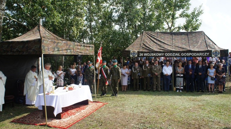 Apel pamięci i rekonstrukcję bitwy poprzedziła Msza św. przy pamiątkowym obelisku