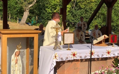 Moment przekazania relikwii św. Ojca Pio