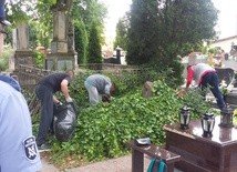 Osadzeni porządkowali nagrobki na łęczyckim cmentarzu