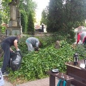 Osadzeni porządkowali nagrobki na łęczyckim cmentarzu